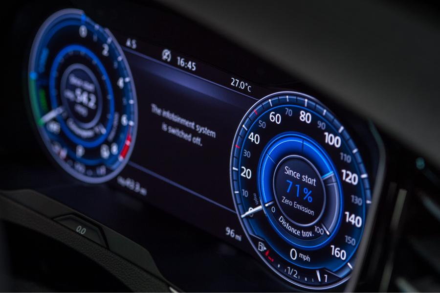 Панель приборов Volkswagen Passat Estate GTE 2016 года  (UK) (фото 3 из 30)